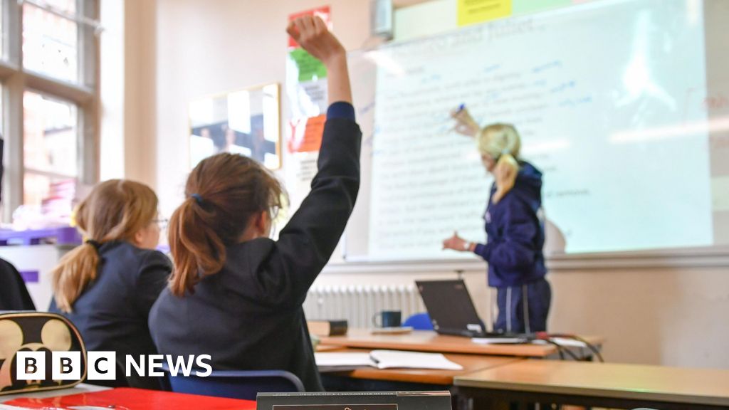 Teachers and doctors in England given 4% pay rise