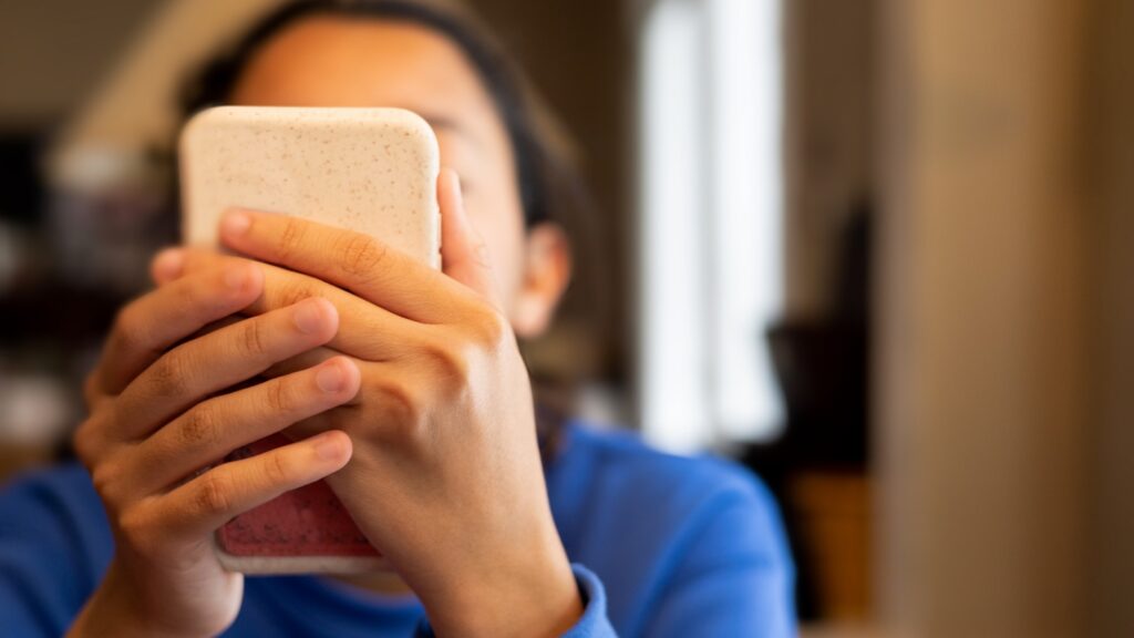 Screen addiction and suicidal behaviors are linked for teens, a study shows : Shots