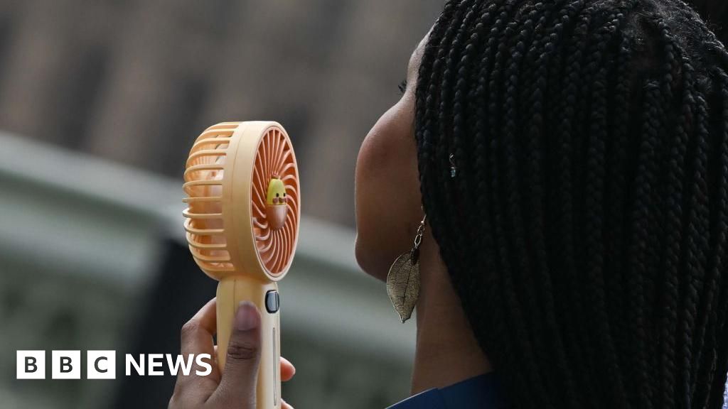 How do heat and cold health alerts work?